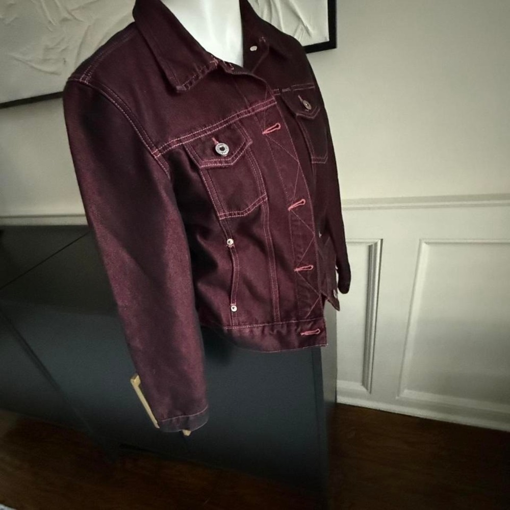 🔥 Vintage GUESS Premium Denim Jacket – Burgundy with Contrast Stitching (M)